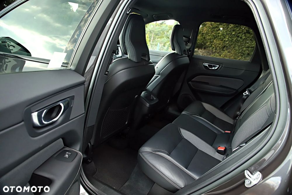 Volvo XC 60 B5 B AWD Plus Dark - 18