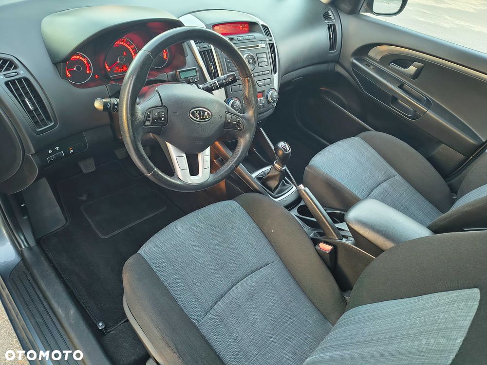 Kia Ceed - 8