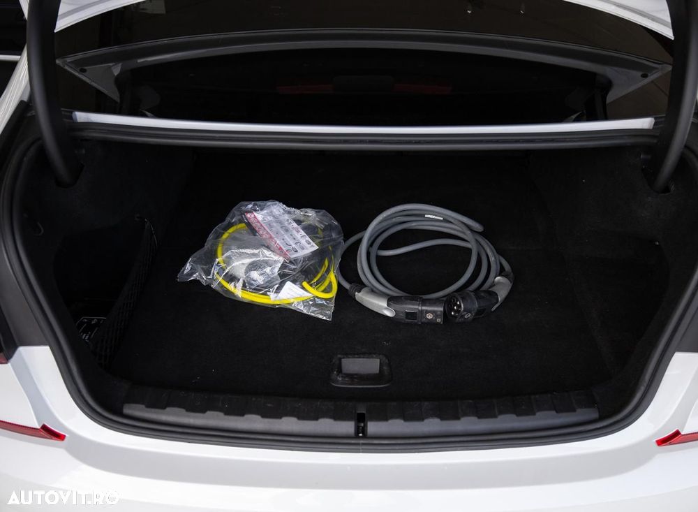 BMW Seria 3 320e Aut. - 35