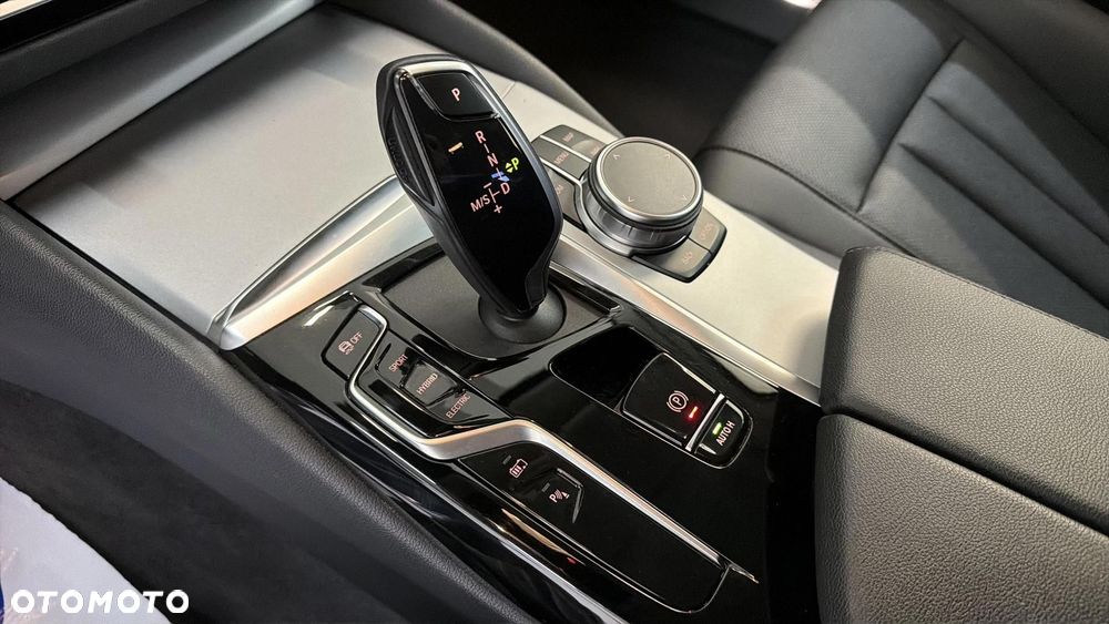 BMW Seria 5 530e xDrive - 25
