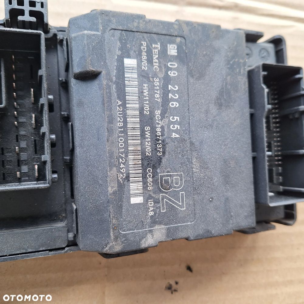 SKRZYNKA BEZPIECZNIKOW VECTRA C 09226554 - 2