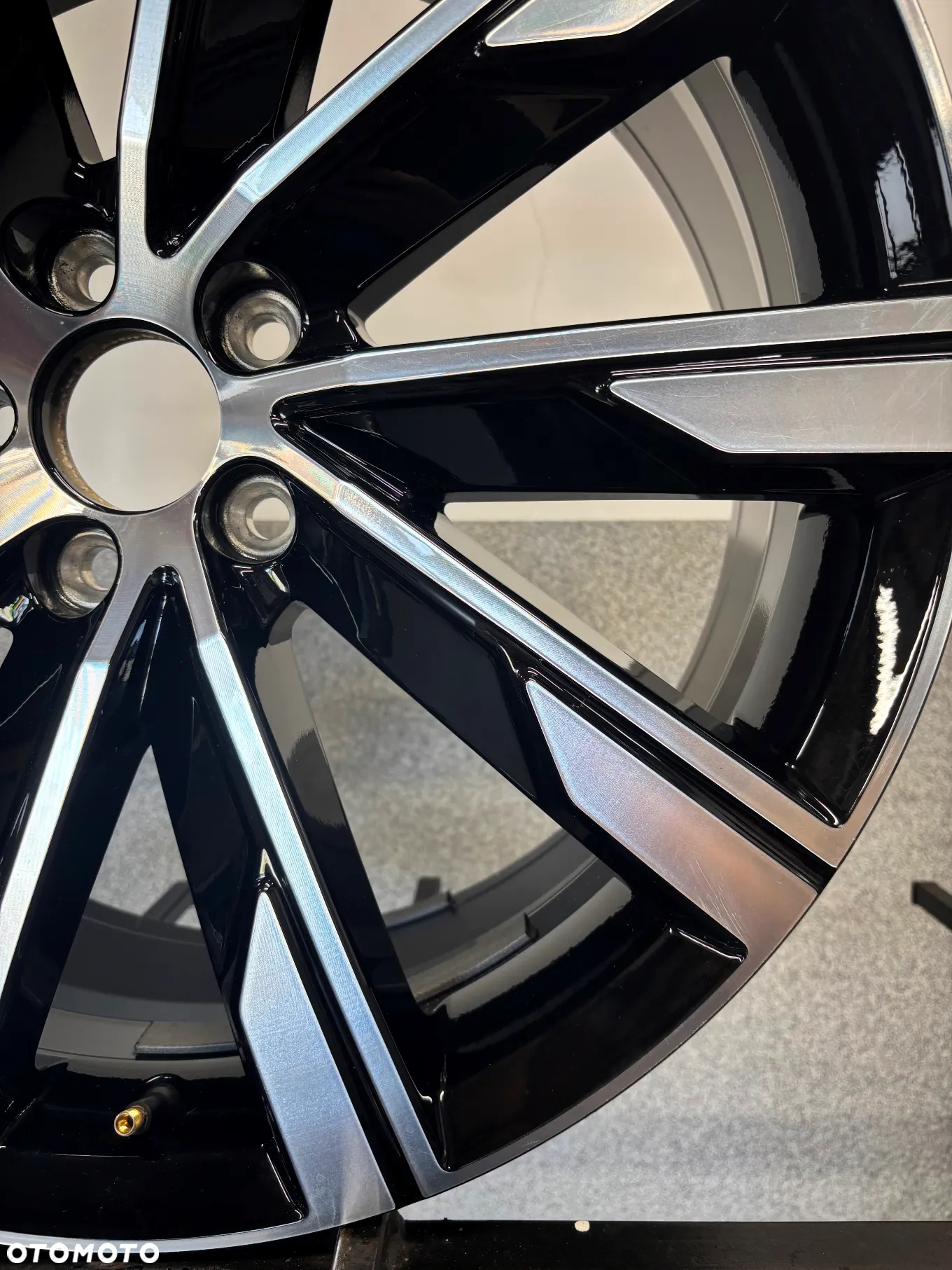 1 FELGA ALU. VOLVO V60,S60 R-GESIGN 20'' 8J ET45 - 6