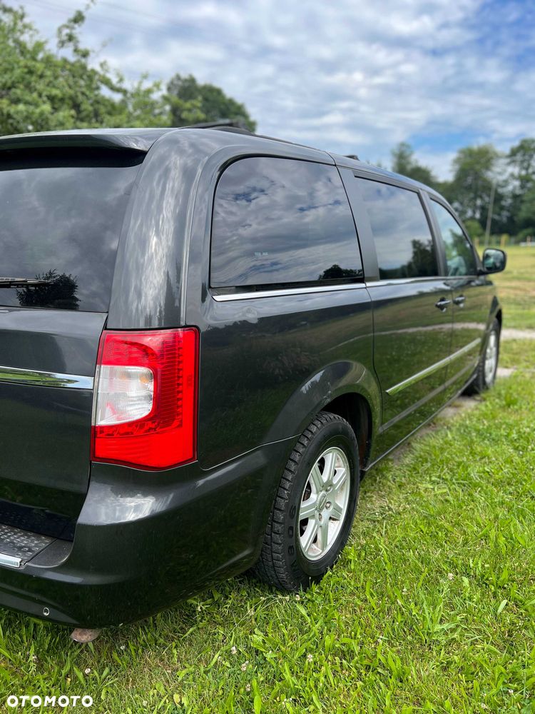 Chrysler Town & Country - 3