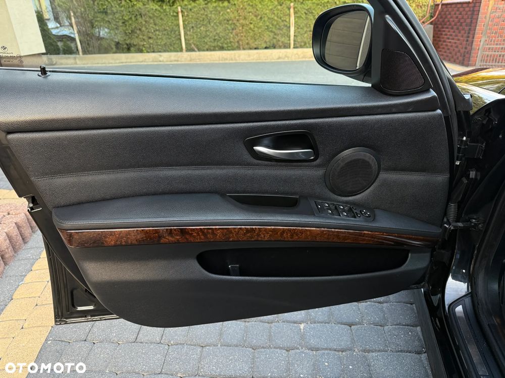 BMW Seria 3 320d xDrive DPF - 25
