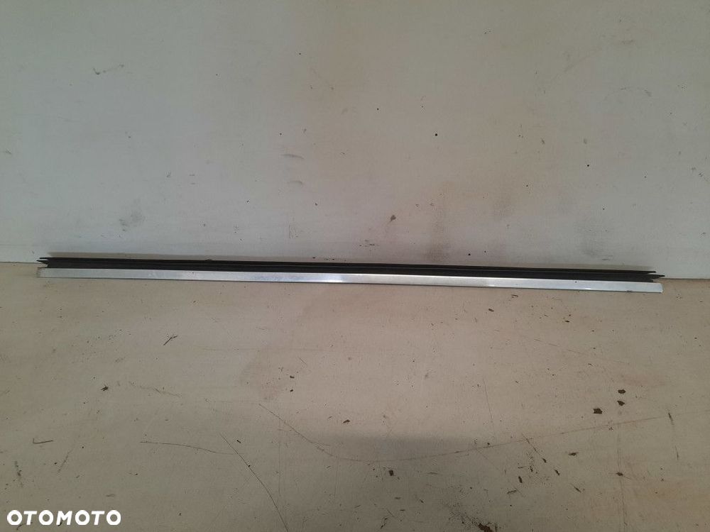BMW520i E39 95-00 SEDAN LISTWA ZGARNIAJĄCADRZWI PRZÓD PRAWA CHROM 8185816 - 6