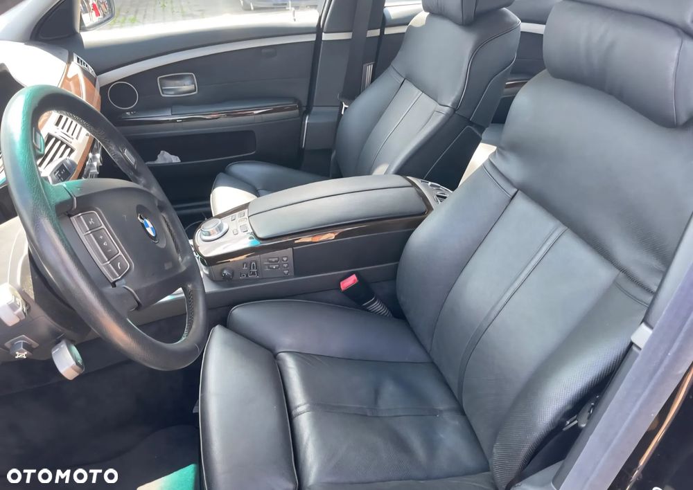 BMW Seria 7 750i - 12