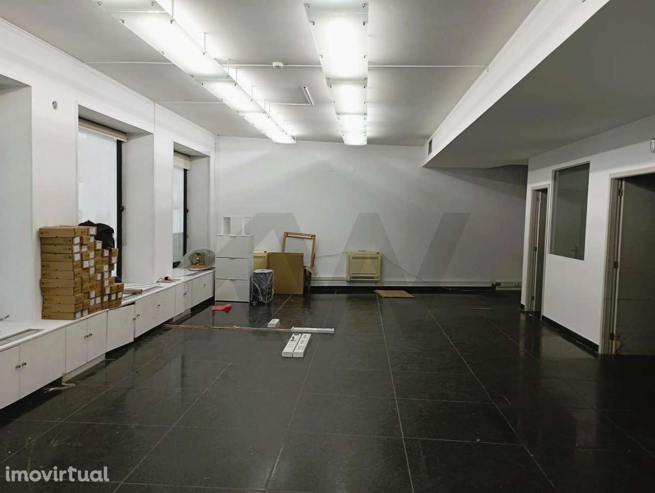 Loja com armazém e estacionamento no centro de Leça da Palmeira – Comé - Grande imagem: 3/21