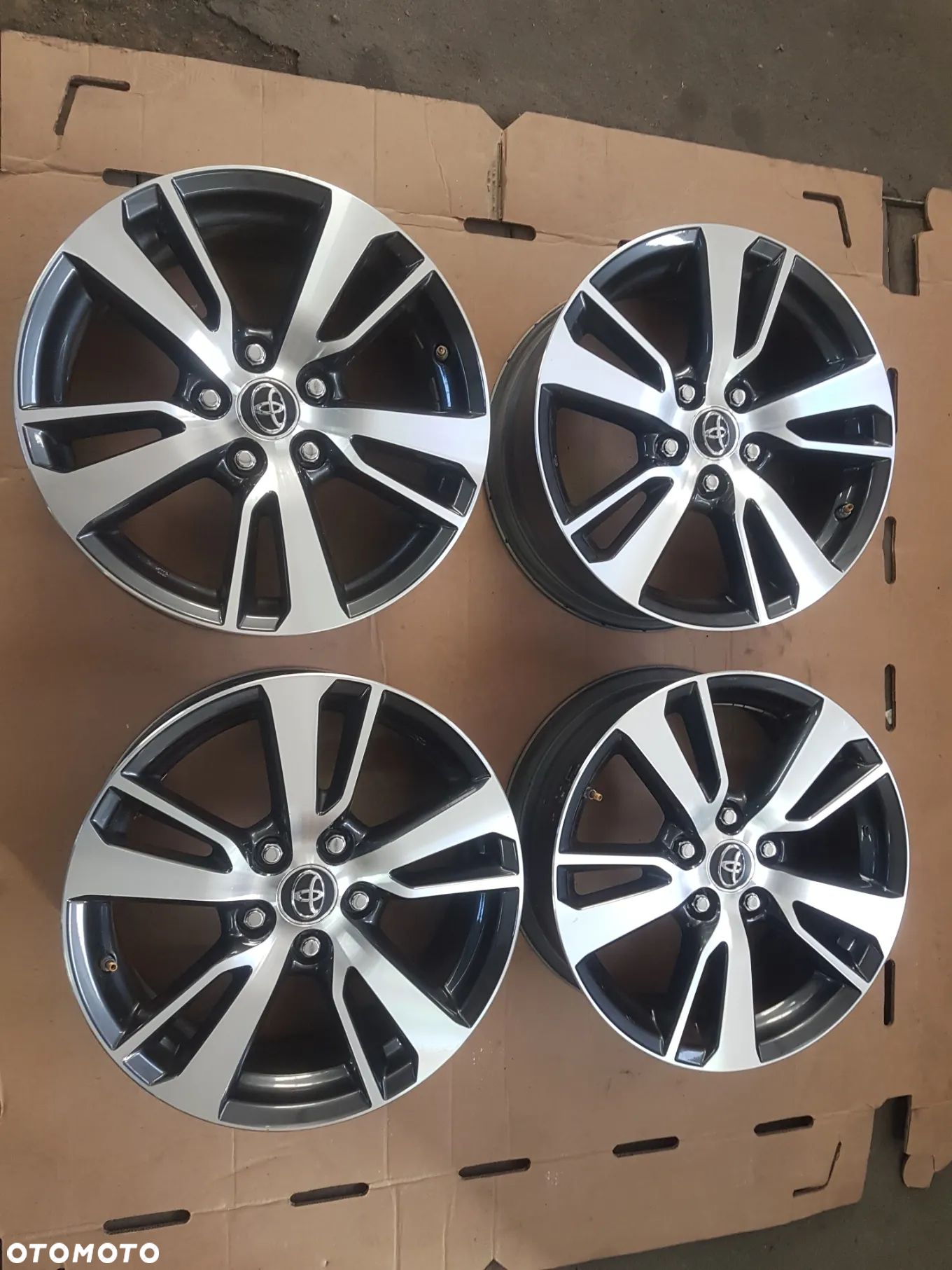 TOYOTA RAV4 IV ŁADNE FELGI ALUMINIOWE 17 ZE ŚRUBAMI I CZUJNIKAMI - 1