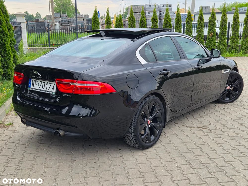 Jaguar XE 2.0 T Prestige - 38