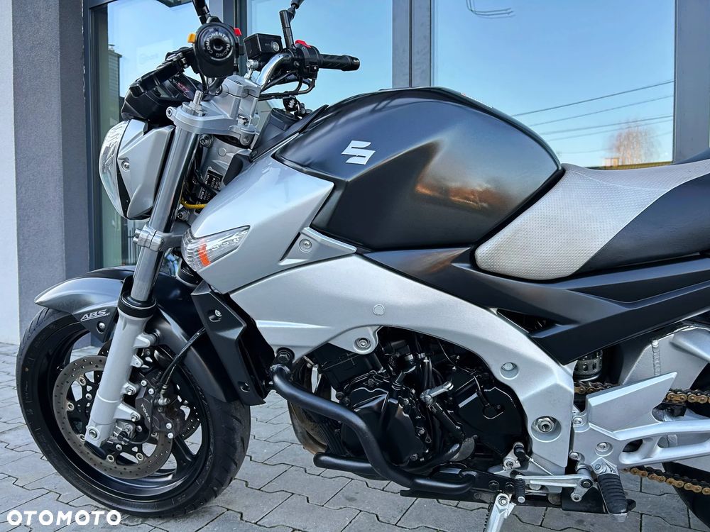 Suzuki GSR - 4