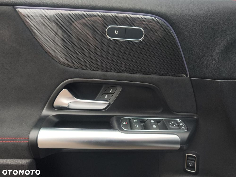 Mercedes-Benz GLA - 12