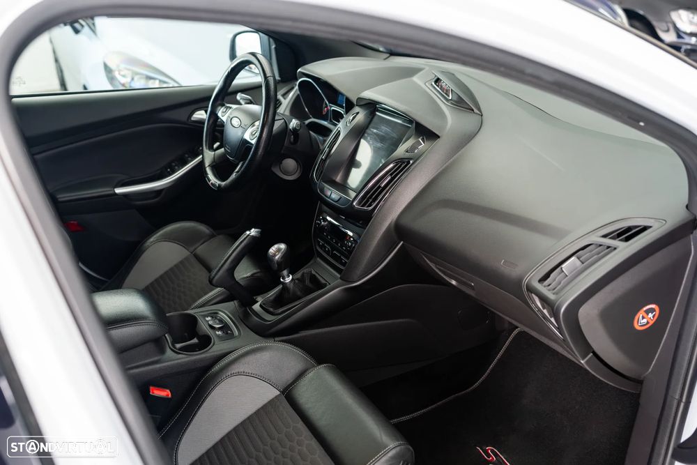 Ford Focus 2.0 EcoBoost ST c/ Pack Pele Desportiva - 15