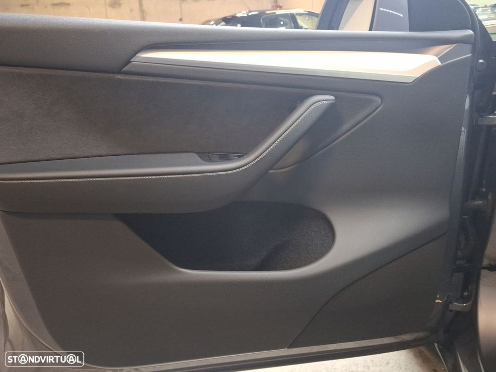 Tesla Model Y Long-Range RWD - 22