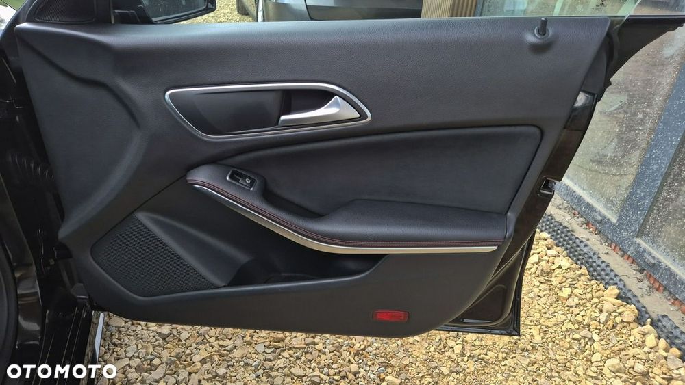 Mercedes-Benz CLA 200 7G-DCT AMG Line - 28