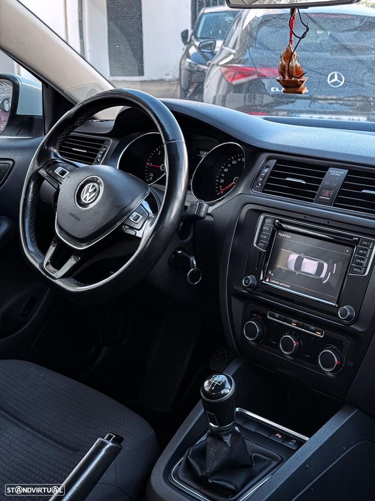 VW Jetta 2.0 TDI Trendline - 11