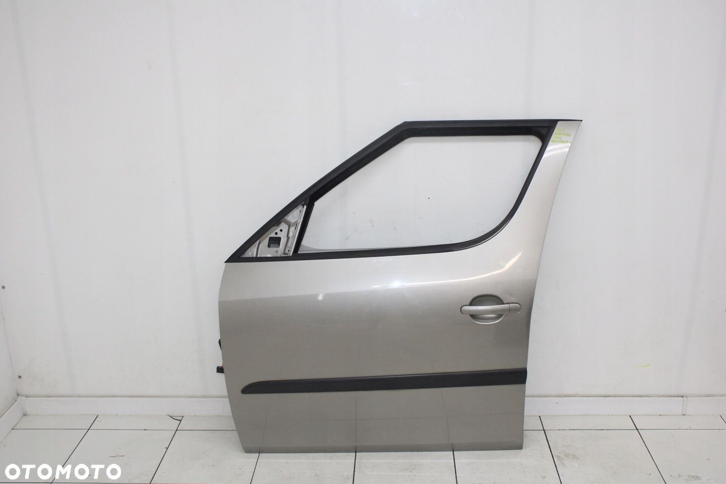 DRZWI LEWE PRZEDNIE LEWY PRZÓD SKODA ROOMSTER 2006R- 9202 - KOD LAKIERU - 1