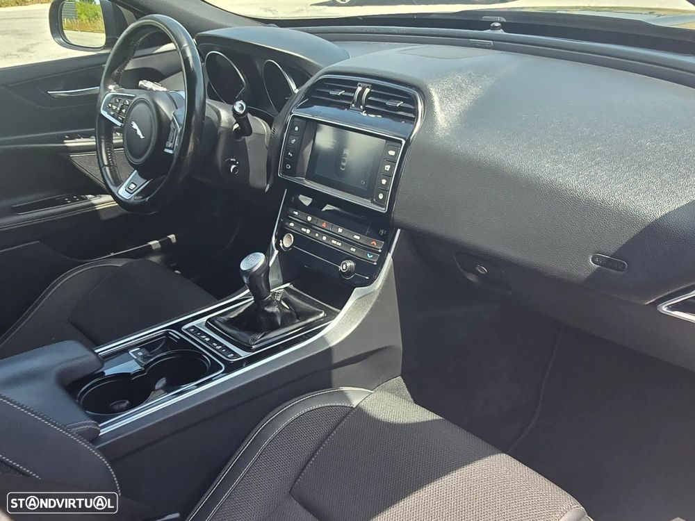 Jaguar XE 2.0 D R-Sport - 11