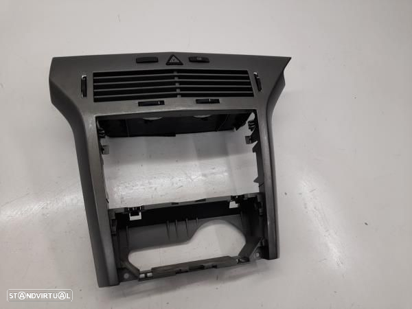 Moldura / Estrutura Consola Central / Rádio Opel Astra H Três Volumes - 3
