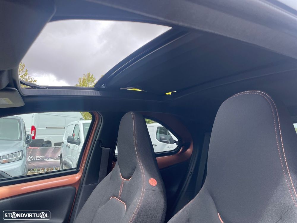 Toyota Aygo X 1.5 Hybrid Envy - 29
