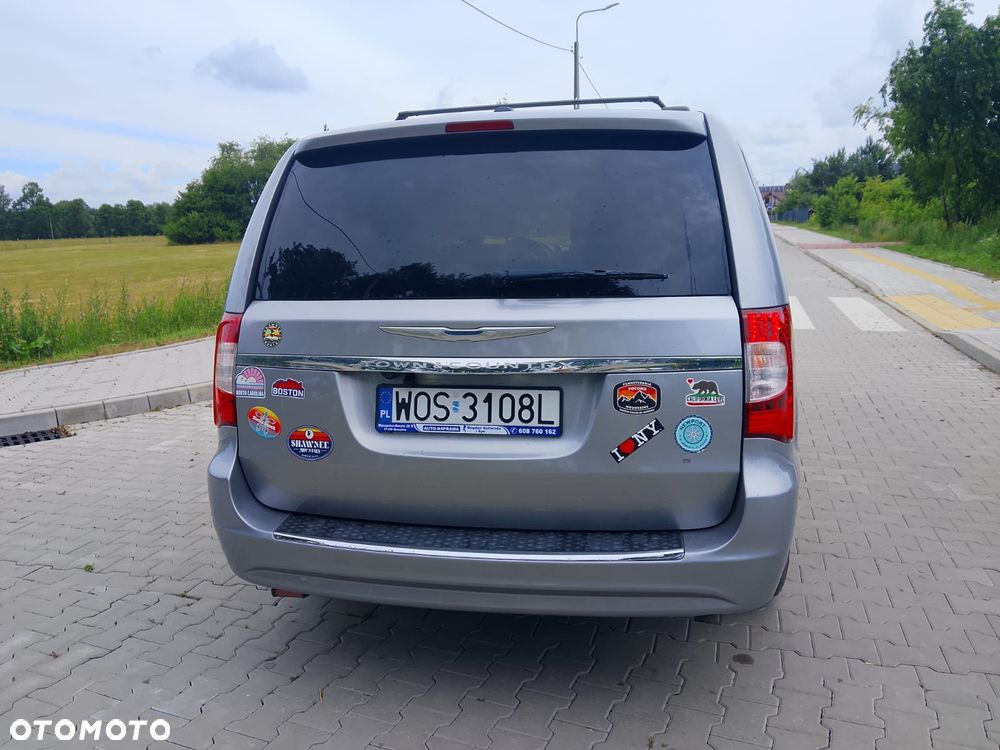 Chrysler Town & Country - 7