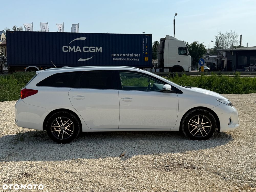 Toyota Auris 1.6 Premium - 4