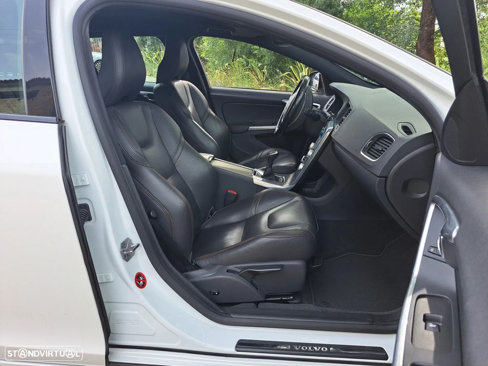 Volvo V60 Cross Country D4 Momentum - 14