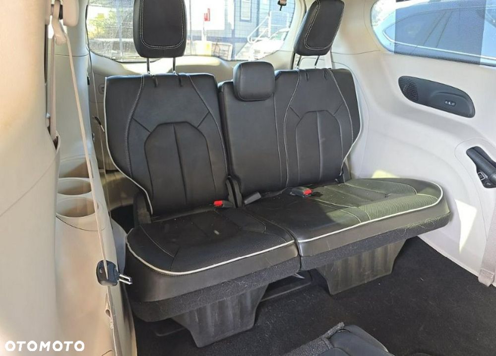 Chrysler Pacifica - 12