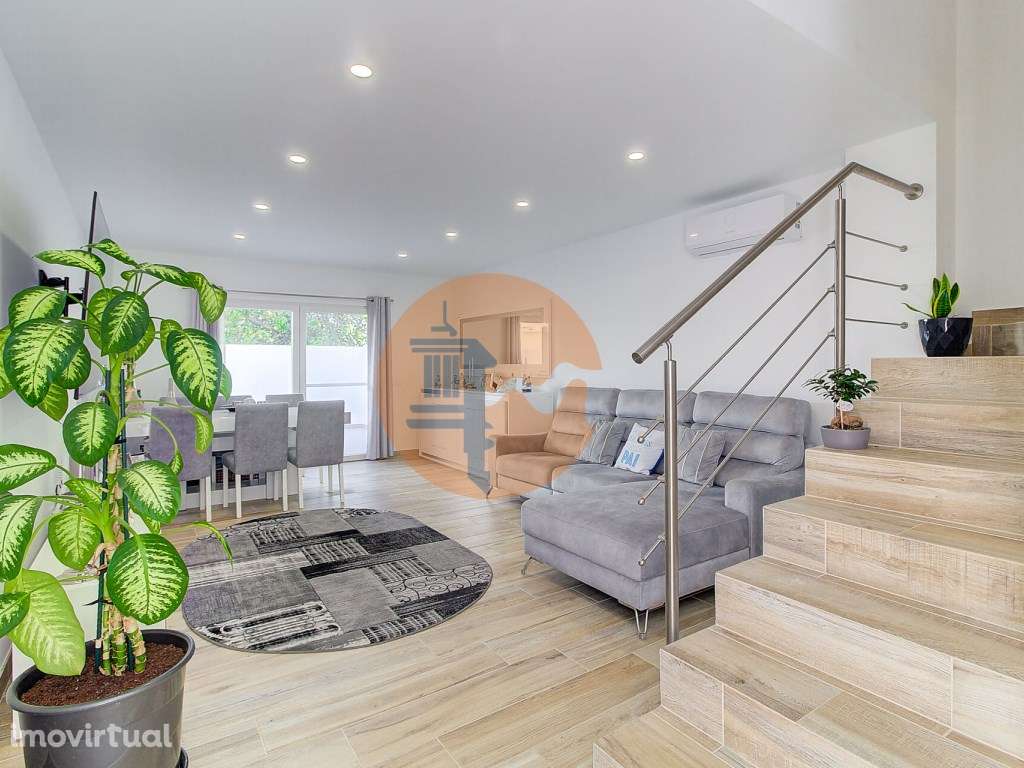 Moradia V2+2 Duplex com garagem, varandas e terraço - Grande imagem: 3/51