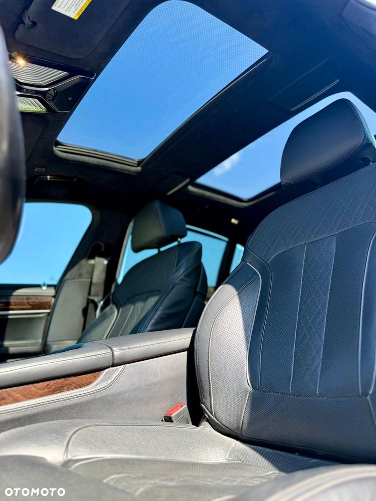 BMW Seria 7 750i xDrive - 24