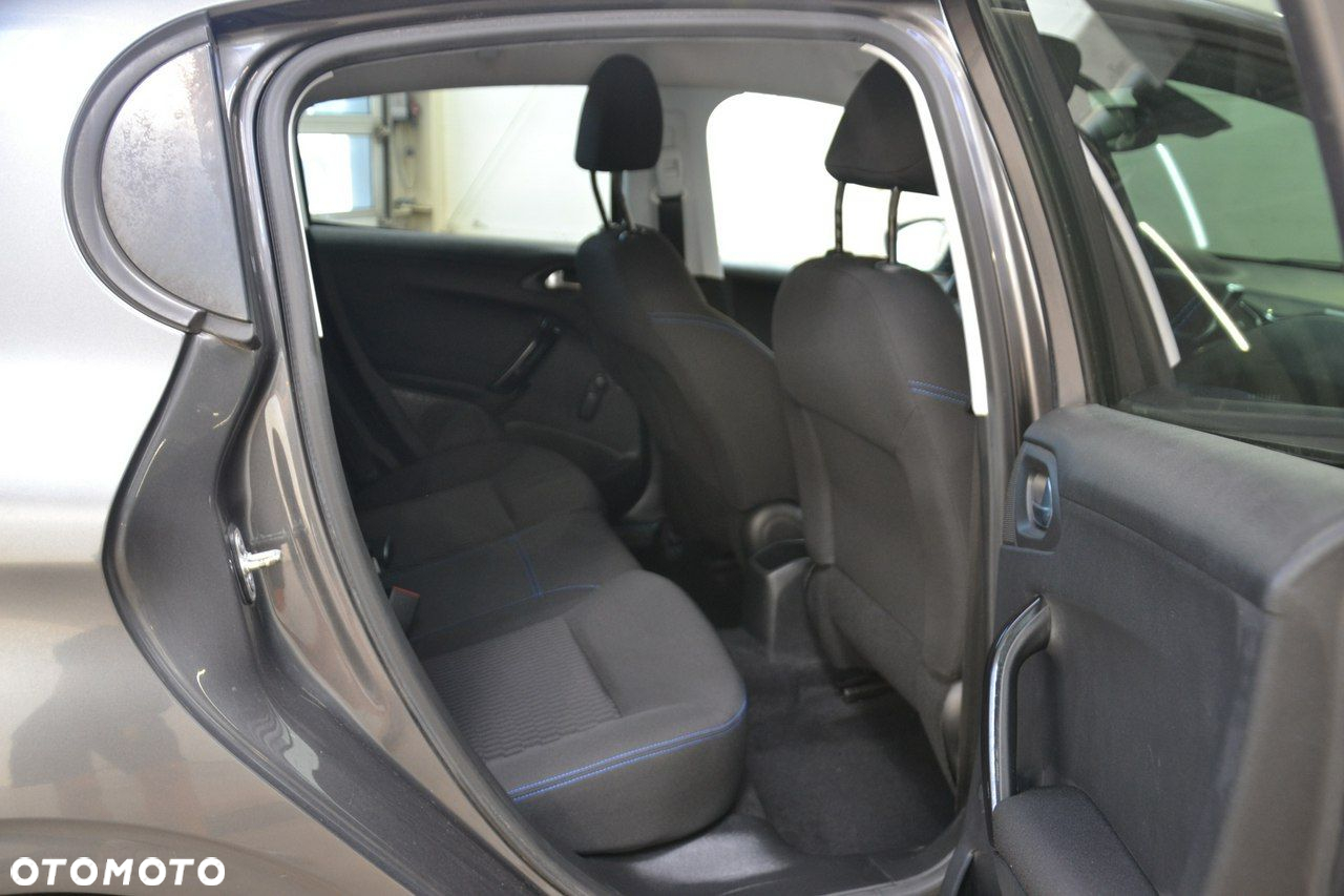 Peugeot 208 - 25