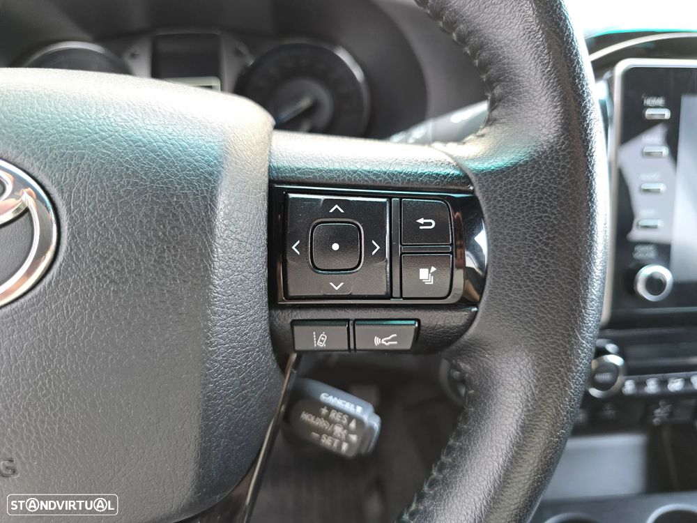 Toyota Hilux 2.8 D-4D 4WD Invincible TA - 18