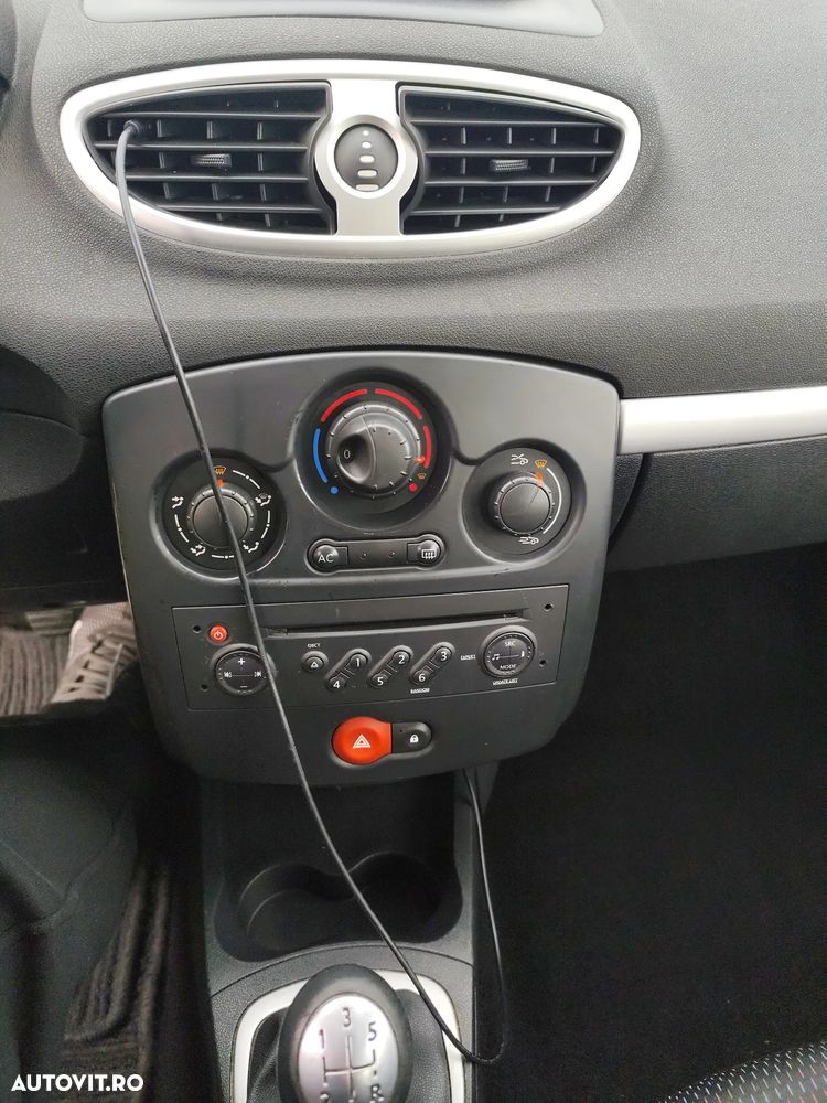 Renault Clio III 1.4 16V Privilege - 11