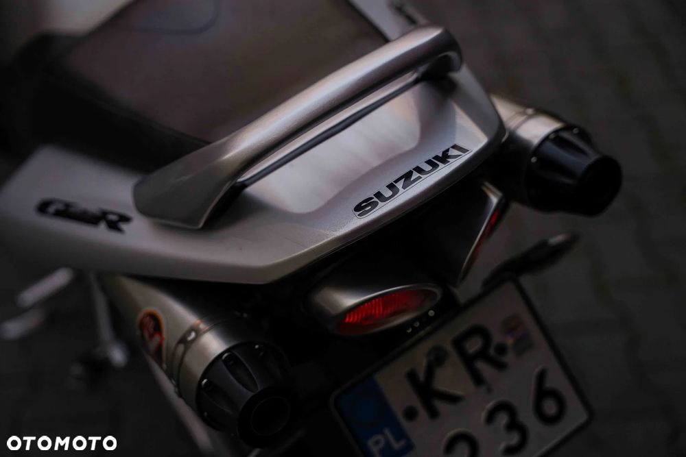 Suzuki GSR - 27