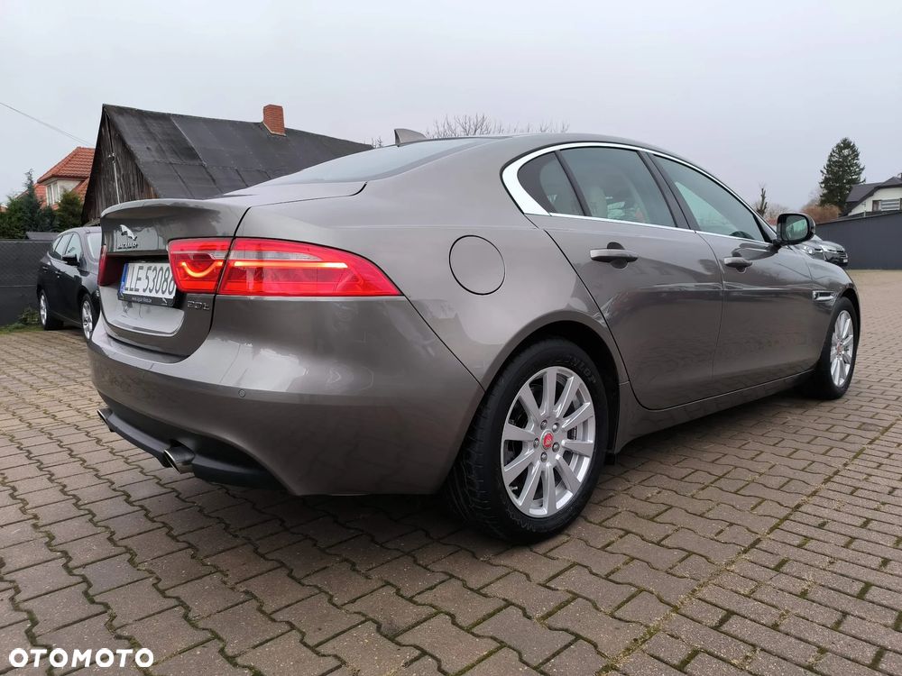 Jaguar XE 2.0 T Prestige - 25