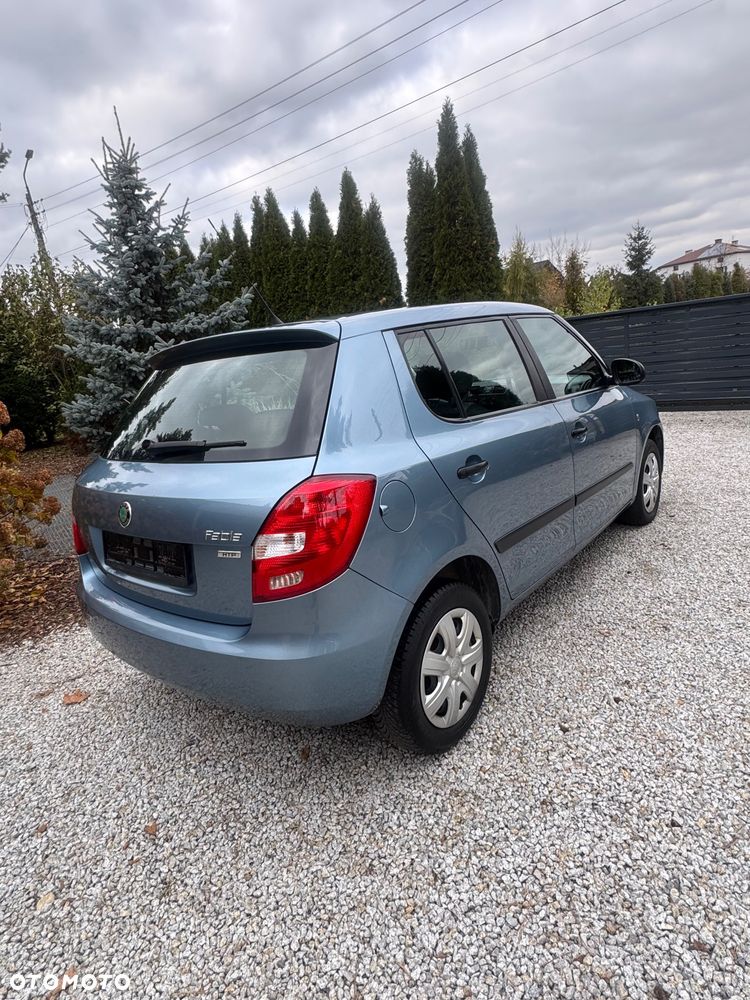 Skoda Fabia 2011 photo 3