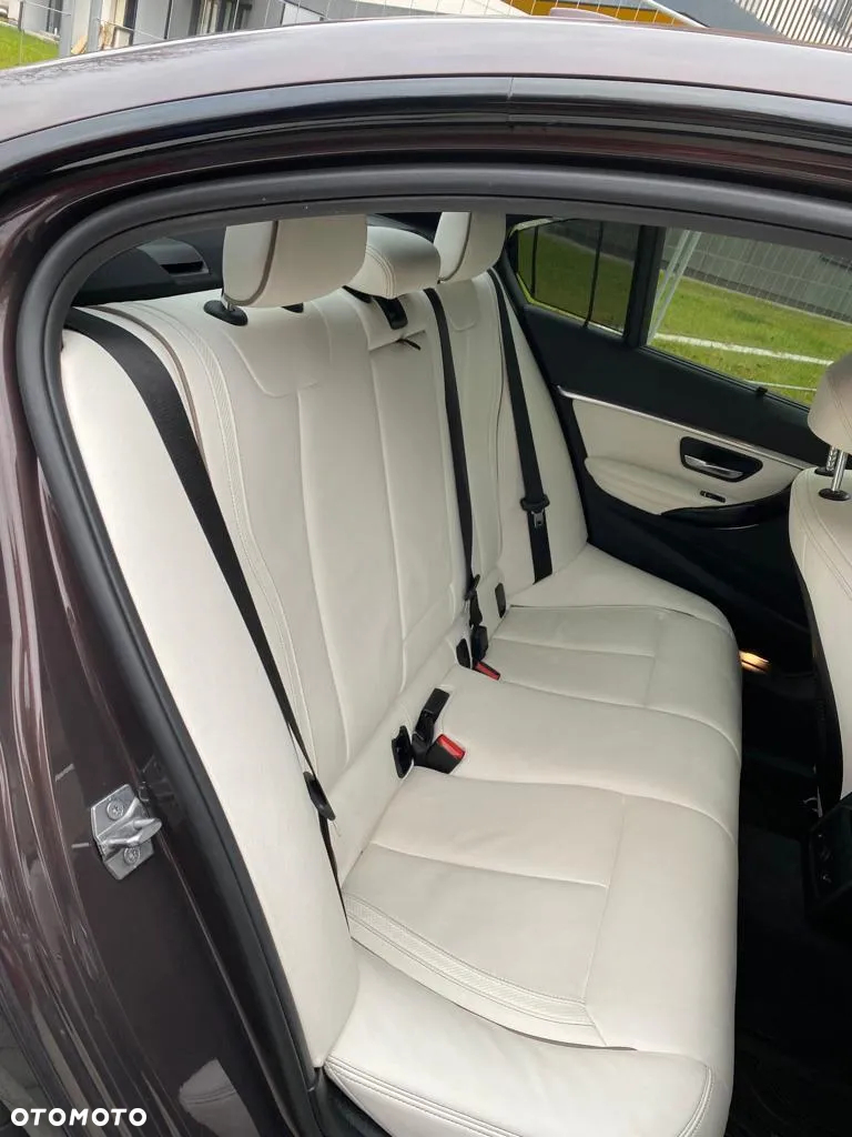 BMW Seria 3 330i xDrive M Sport - 11