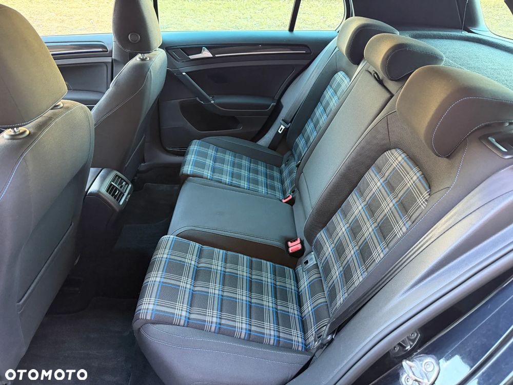 Volkswagen Golf - 22