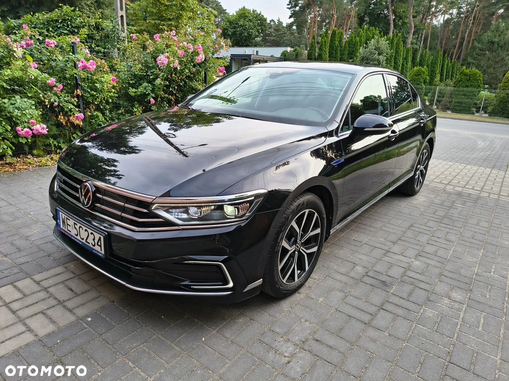 Volkswagen Passat - 1