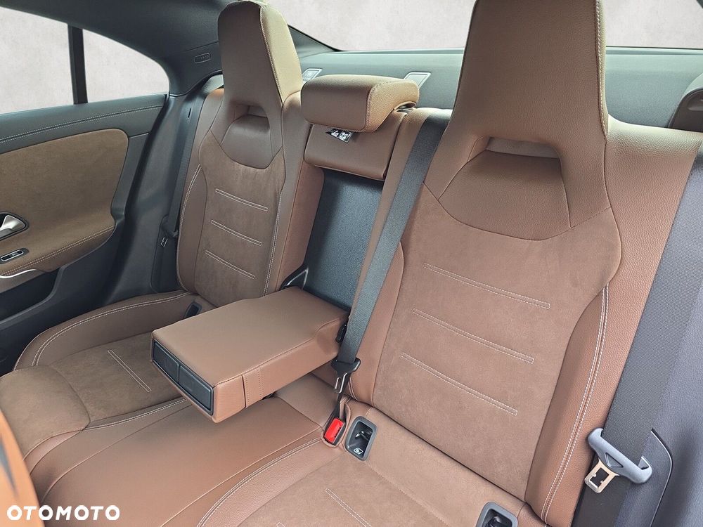 Mercedes-Benz CLA - 12