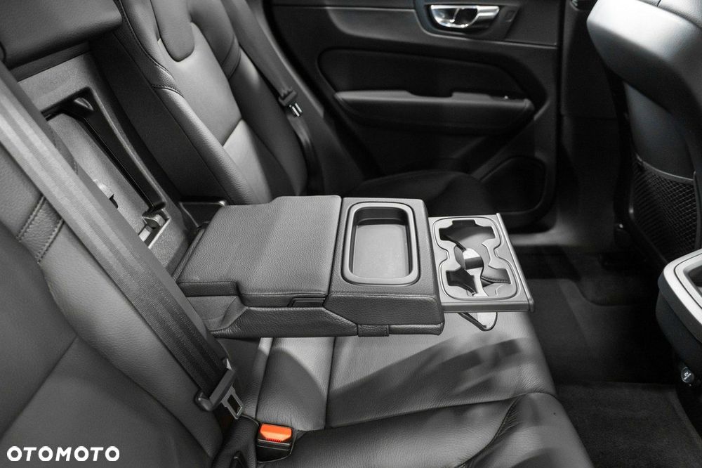 Volvo XC 60 B4 D AWD Geartronic Momentum - 34