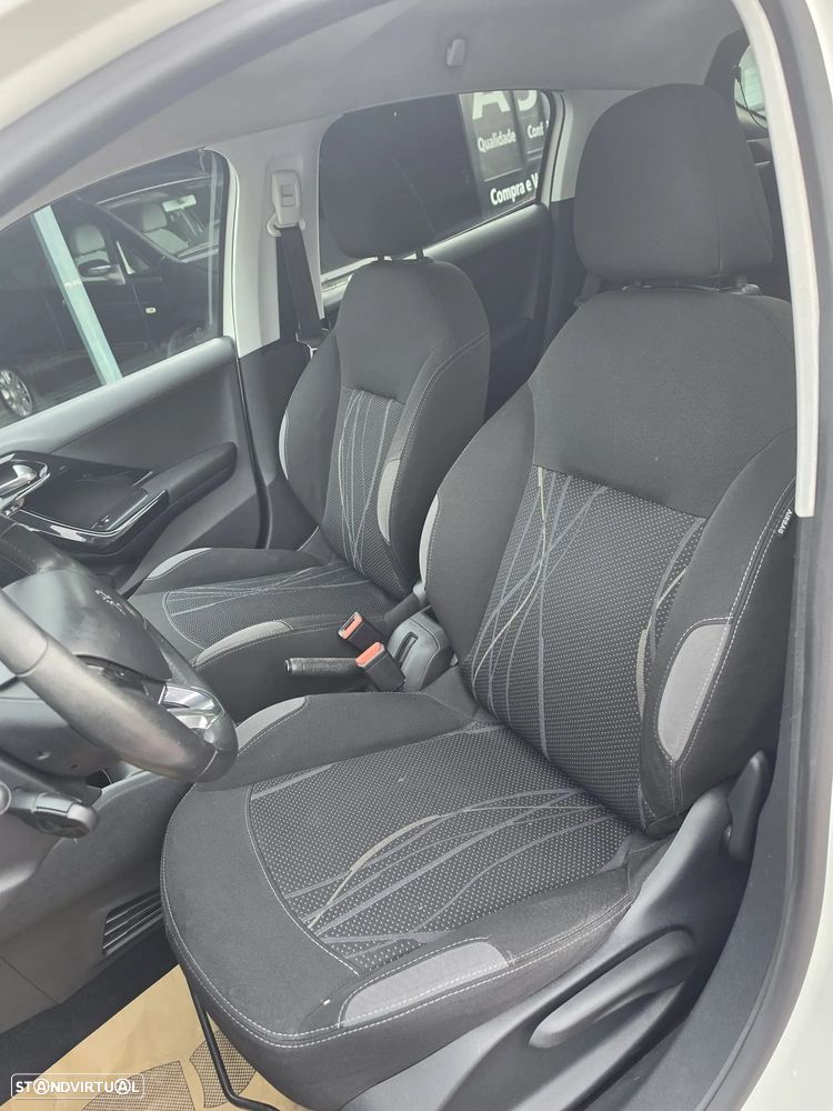 Peugeot 208 - 15