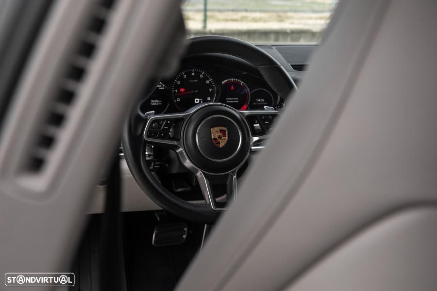 Porsche Panamera 4 S - 26