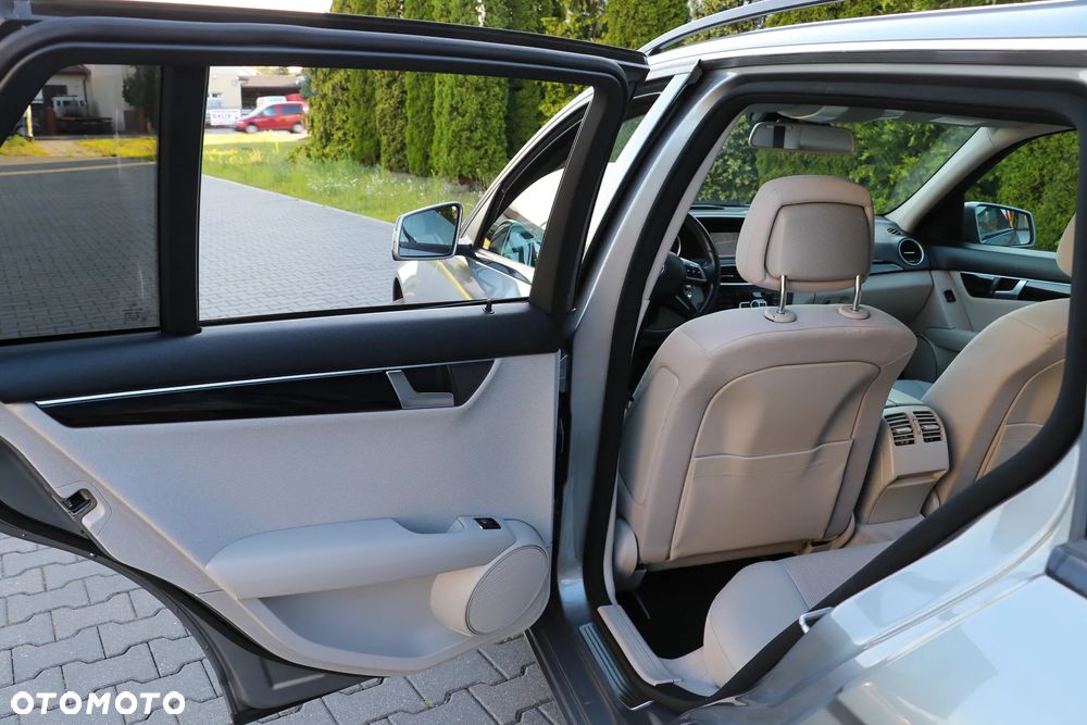 Mercedes-Benz Klasa C 200 CDI DPF Automatik Elegance - 23