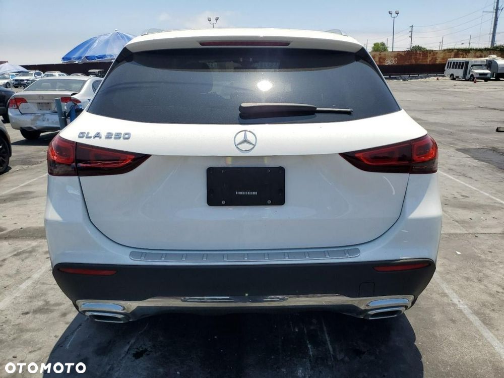 Mercedes-Benz GLA - 2