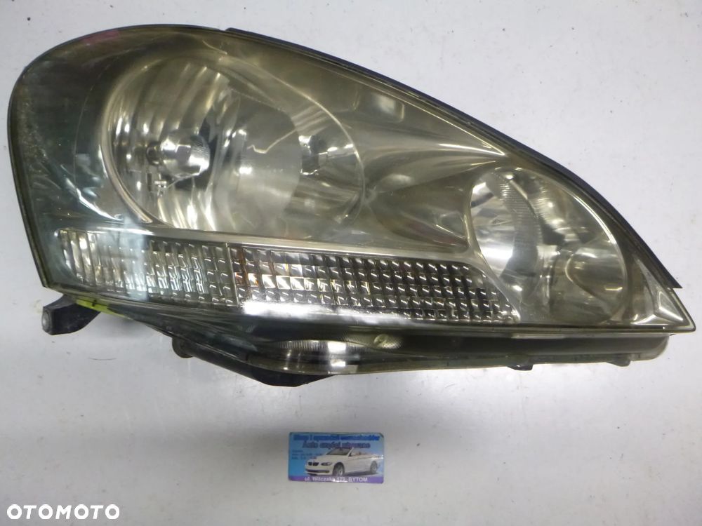 LAMPA PRAWY PRZÓD TOYOTA AVENSIS VERSO 2003r - 2