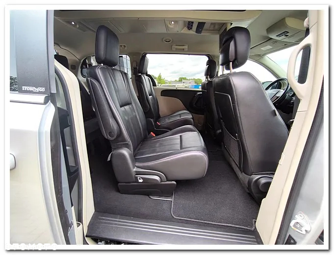 Chrysler Town & Country - 19