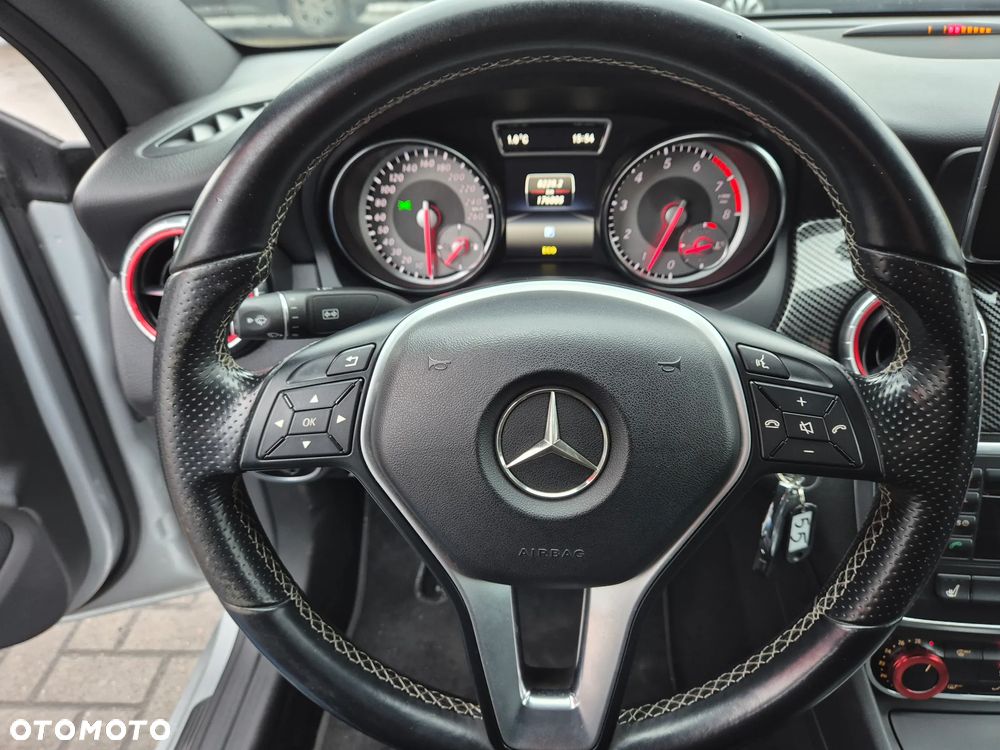 Mercedes-Benz CLA 180 AMG Line - 35
