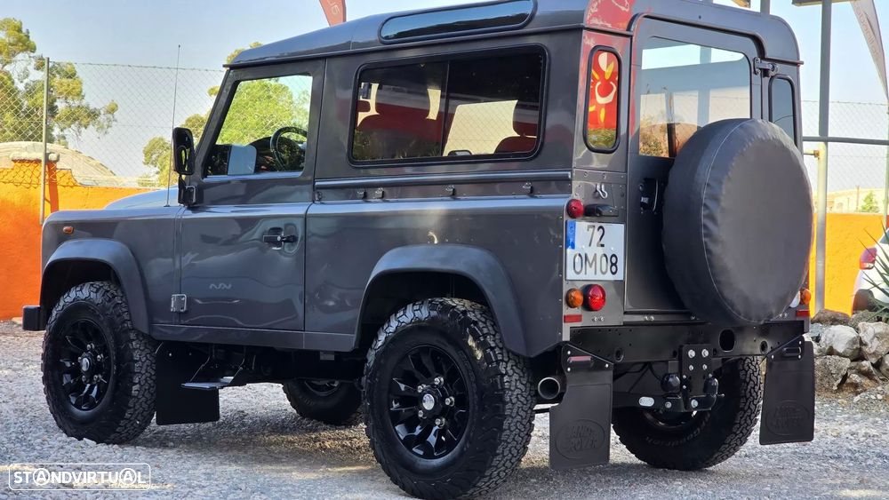 Land Rover Defender 90 SW 2.2 CRD E - 12