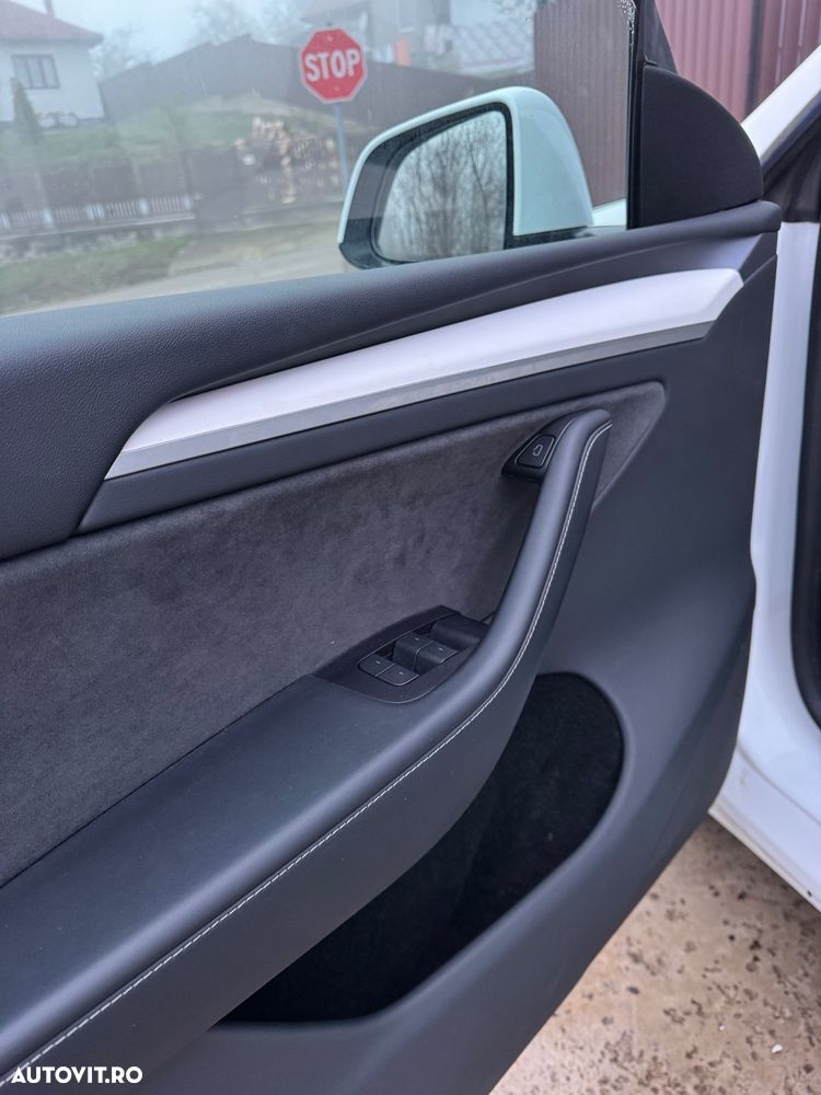 Tesla Model Y RWD - 14