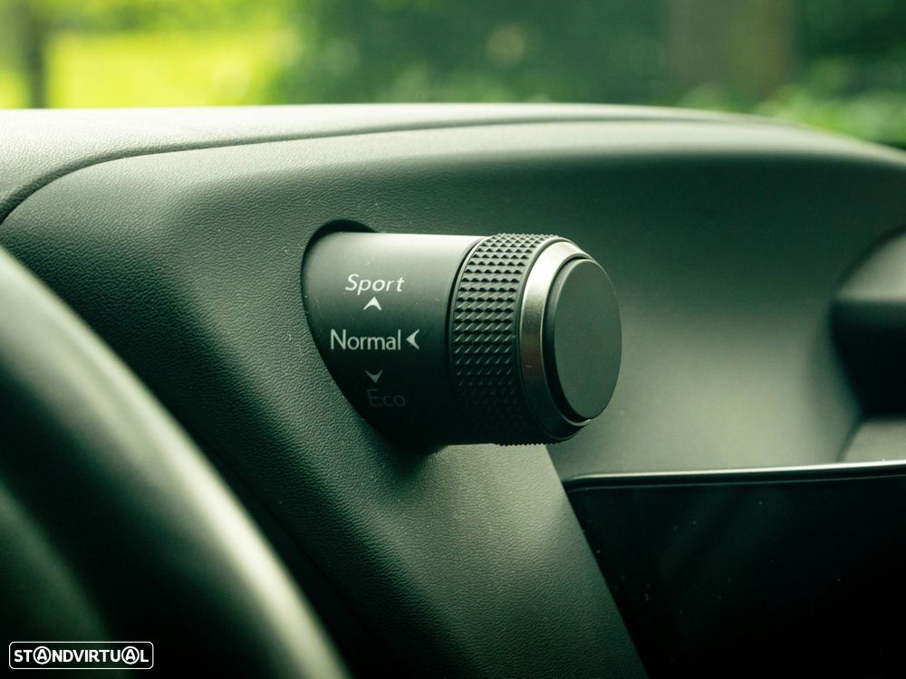 Lexus UX 250h Sport - 32